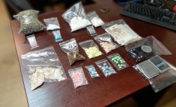 zdjęcie przedstawia różnego rodzaju narkotyki zapakowane w przeźroczystych woreczkach z zapięciem strunowym