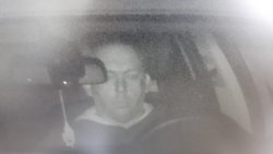 Zdjęcie przedstawiające wizerunek mężczyzny za kierownicą samochodu